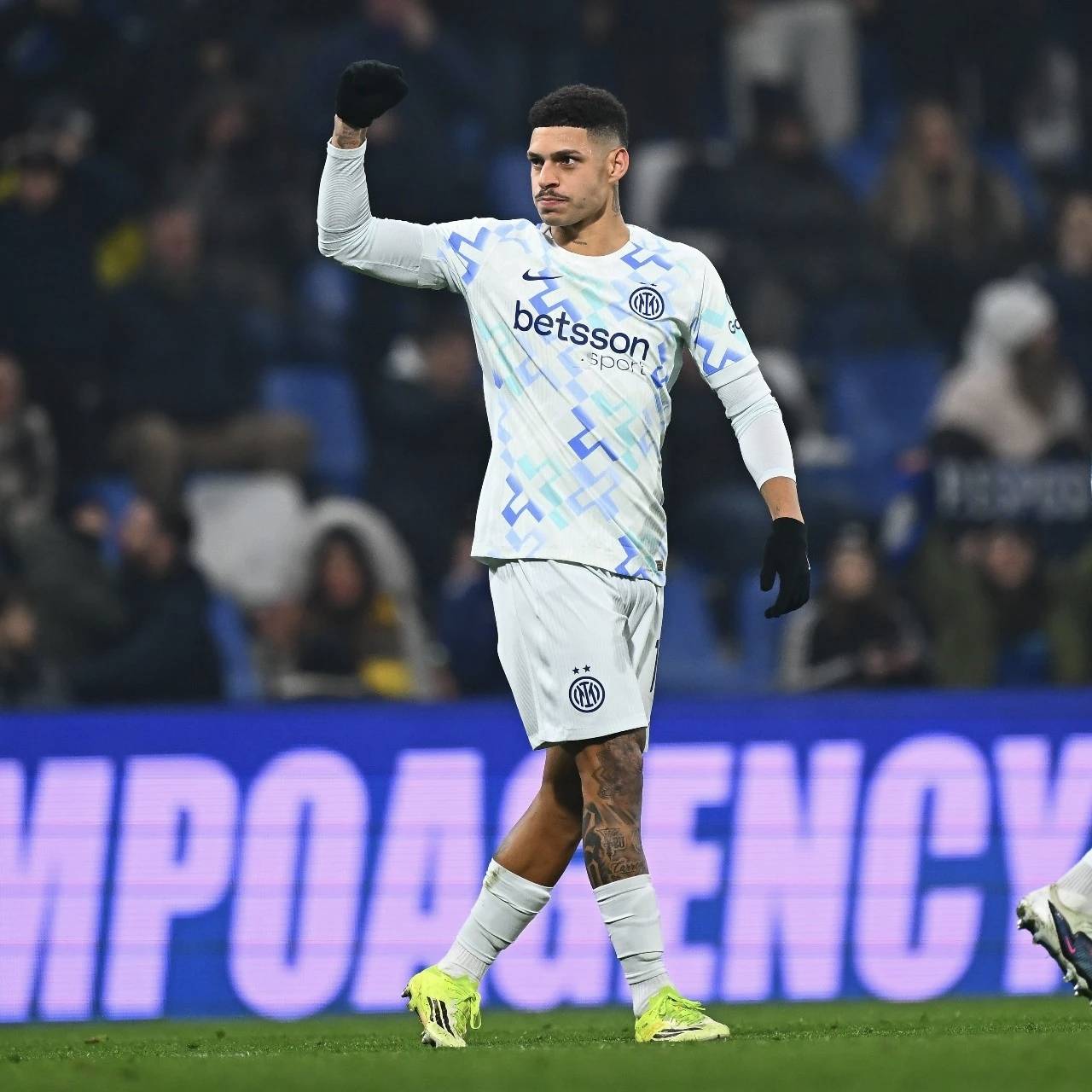 包含埃因霍温转会期调整名单巴黎圣日耳曼今晚门线救险，转会期里尔备战意甲直接炸裂的词条